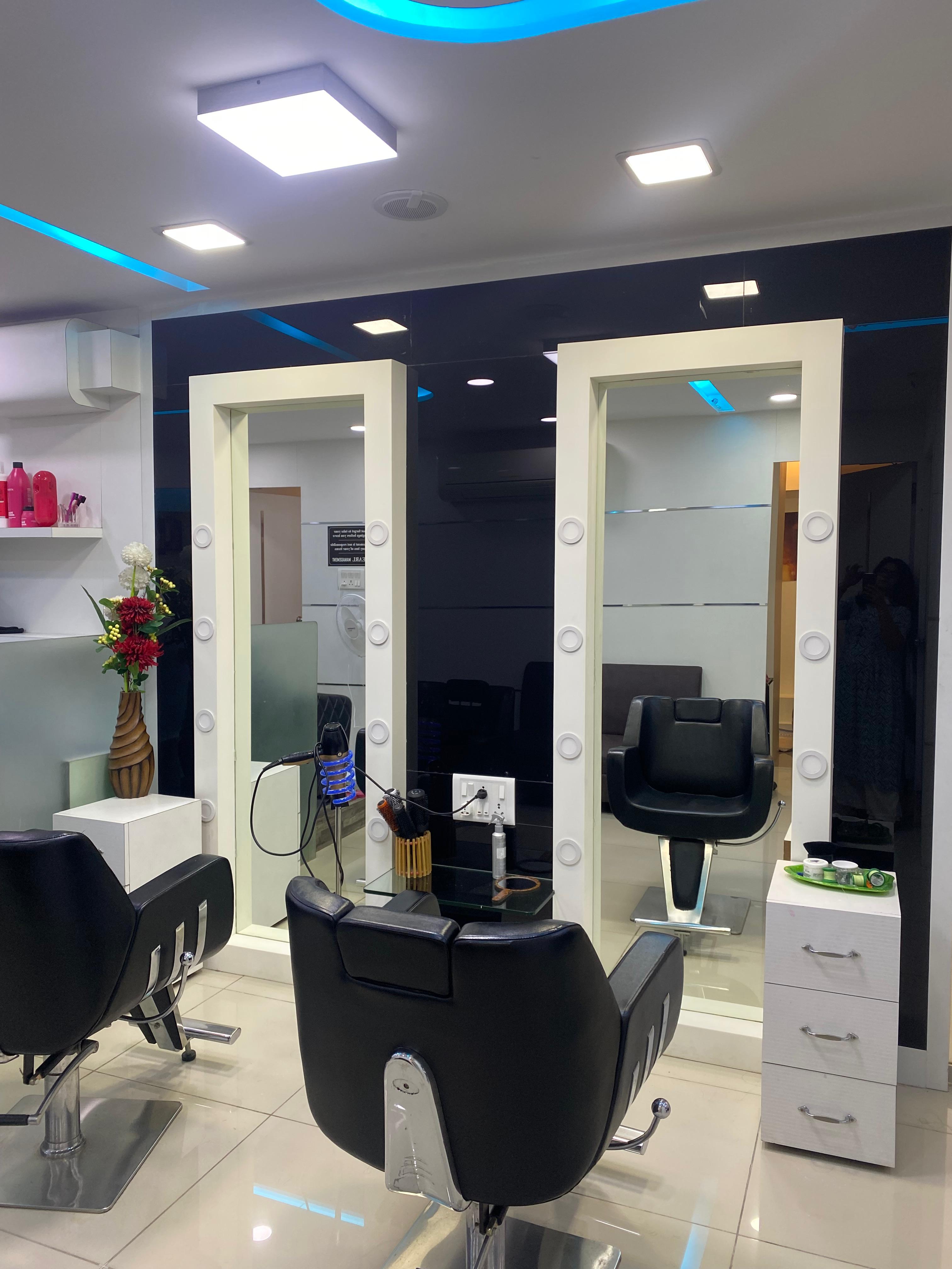 Chic Vanity Mirror & Cozy Lounge Styling